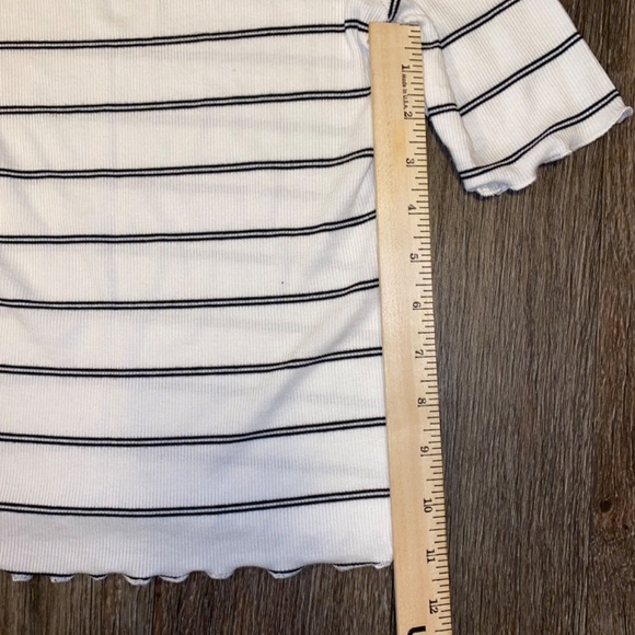 Caution to the Wind small ladies top - Picture 3 of 4